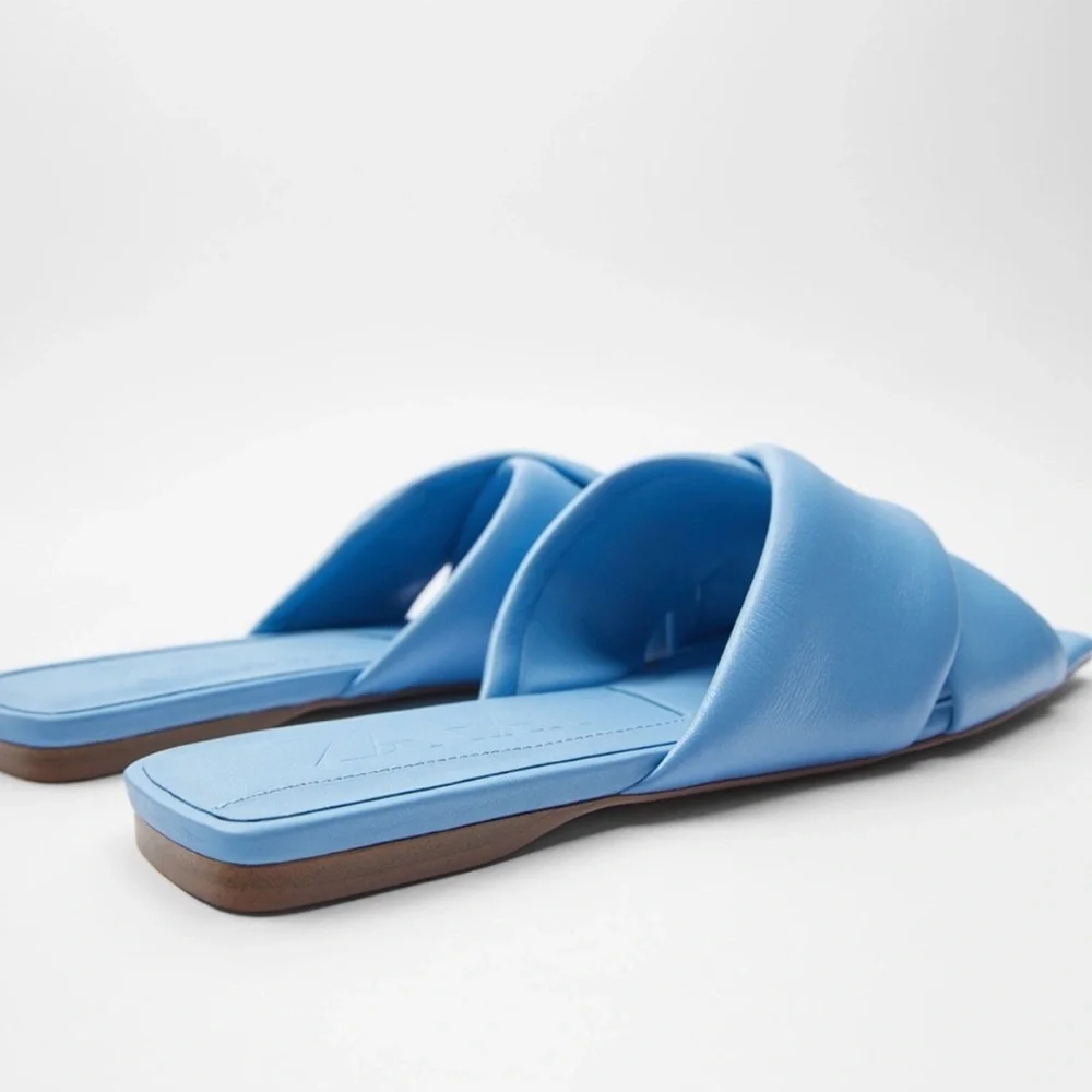 NWT. Zara Blue Padded Flat Leather Sandals Size 9.